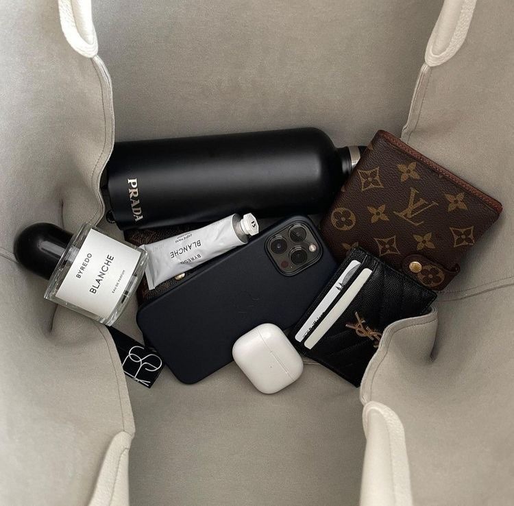 _annnsophie's tweet photo. fashion student https://t.co/c5s2YTebLI