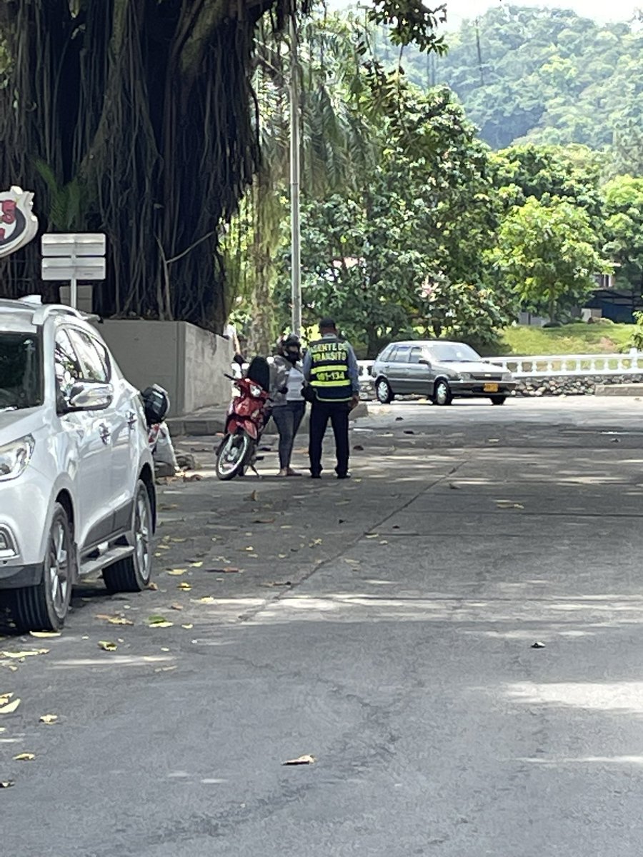 mello_andres's tweet photo. @harmanfelipe La economía de la ciudad parada, los agentes de tránsito viendo como molestan a los pocos en la calle en vez de estar poniendo comparendos a los taxis que están haciendo los bloqueos https://t.co/xQ1sN25jEH