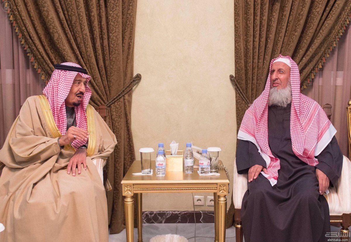 moha_oz's tweet photo. في هذه الصورة:
الحفيد الخامس للإمام محمد بن سعود ( الملك سلمان بن عبدالعزيز ) 
والحفيد الخامس للشيخ محمد بن عبدالوهاب ( مفتي عام المملكة )

صورة حديثة تعيدك لمشهد عظيم حدث بمثل هذا اليوم، مشهد مبايعة تأسيس هذه الدولة، الأحفاد على عهد الأجداد، أدام الله هذا الاستقرار. https://t.co/iQIBfUOLmz