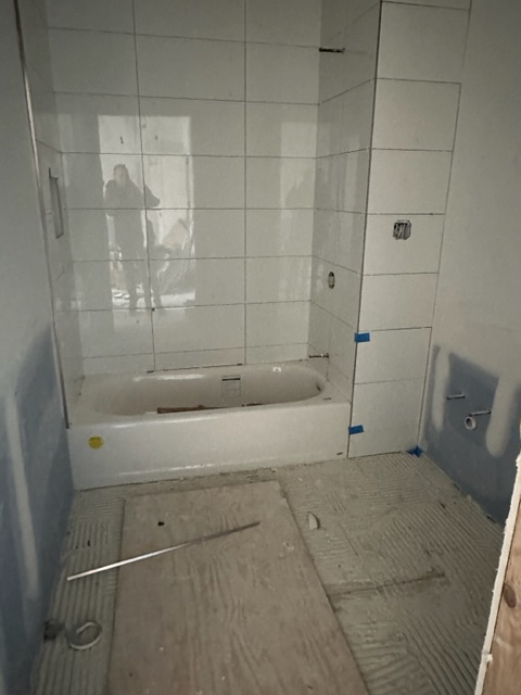 LR817's tweet photo. Bathroom tiles going in!

#NewDevelopment #Brooklyn #RETwit #RealEstate #NewYorkCity #bathroomdesign https://t.co/yUDr9pKuxi