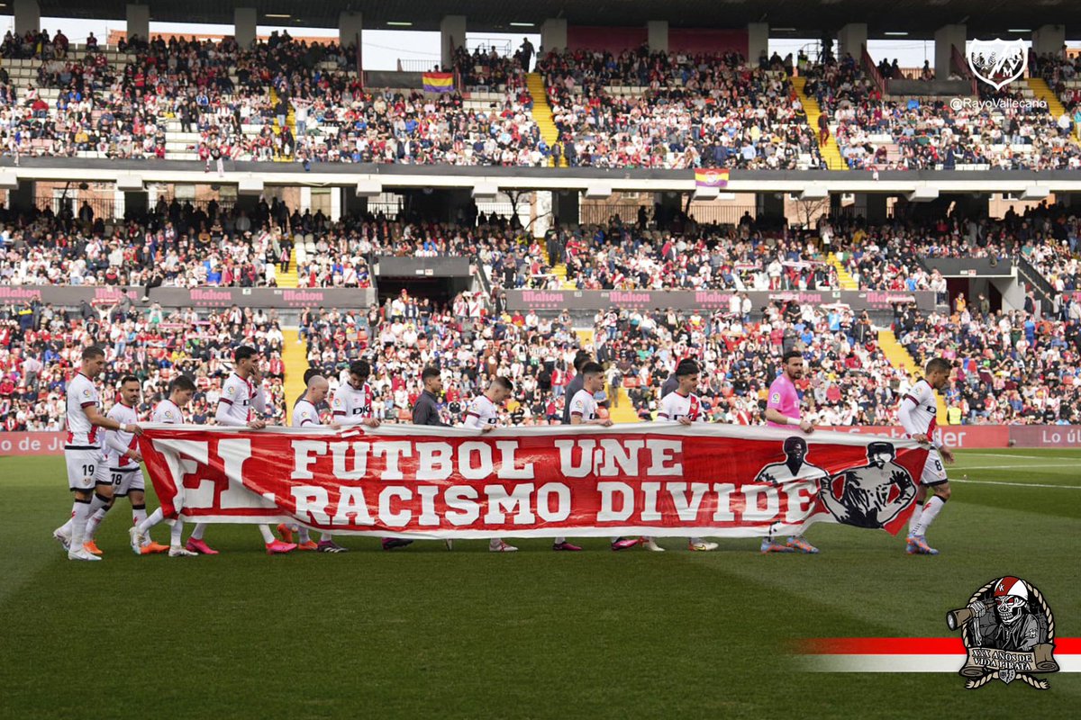 bukaneros92's tweet photo. ULTRAS CONTRA EL RACISMO

Nuestro mítico estandarte volvió a aparecer para protagonizar el corteo ante el Sevilla, que serviría como colofón de las Jornadas Contra el Racismo 2023. 

Estas vivirían su penúltimo capítulo con las pancartas que desplegaron los jugadores en el… https://t.co/X29syMnI3E