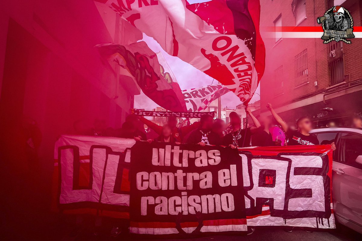 bukaneros92's tweet photo. ULTRAS CONTRA EL RACISMO

Nuestro mítico estandarte volvió a aparecer para protagonizar el corteo ante el Sevilla, que serviría como colofón de las Jornadas Contra el Racismo 2023. 

Estas vivirían su penúltimo capítulo con las pancartas que desplegaron los jugadores en el… https://t.co/X29syMnI3E