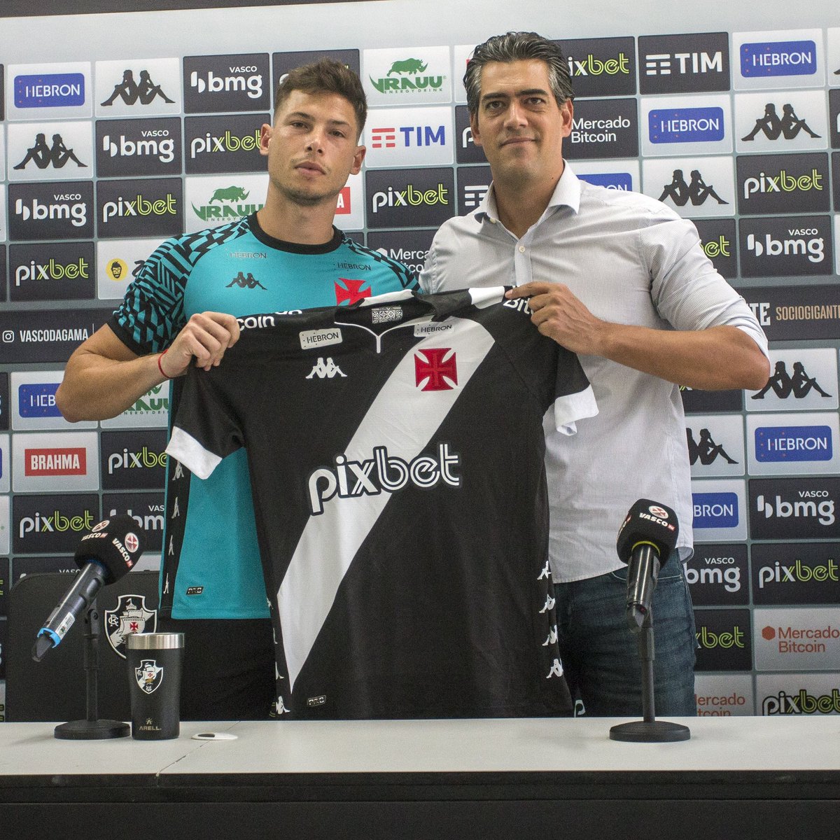 choquei_vasco's tweet photo. 🚨NOTÍCIA: O Zagueiro Argentino Manuel Capasso foi oficialmente apresentado na data de hoje.

📸 @VascodaGama https://t.co/VYb36AEfo2