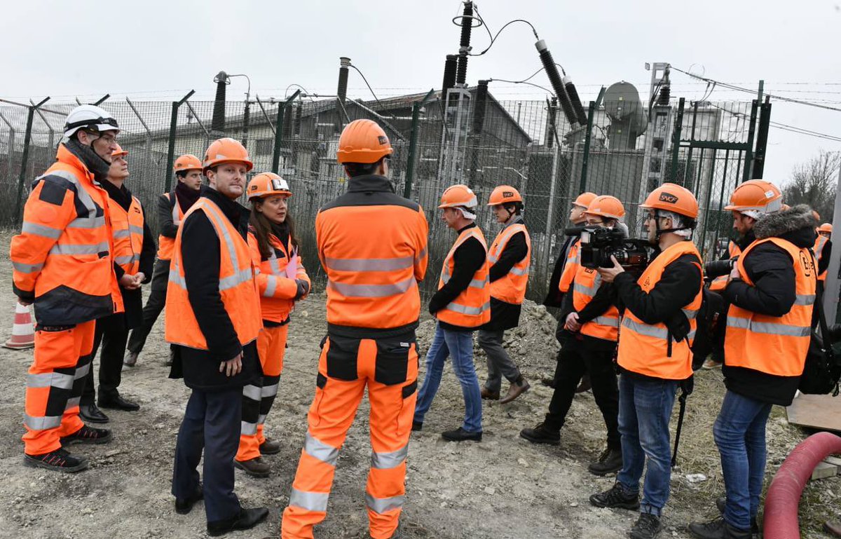 CBeaune's tweet image. #Ferroviaire | En janvier, un acte de vandalisme avait interrompu le trafic #GaredelEst. 
 
⚠️ En 2023 et 2024, l’Etat et @SNCFReseau investiront  26 millions € pour sécuriser ➕ de 120 sites rien qu’en #IledeFrance : caméras, alarmes, clôtures…

➕ de sécurité ➕ trains 🚄