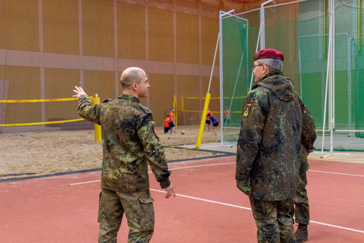 Inspekteur_Heer's tweet photo. Heute als 'Großkunde' den Blick über den Zaun geworfen: zu Gast bei der #Sportschule @bundeswehrInfo in Warendorf! Beeindruckende Rahmenbedingungen und hochengagiertes Personal bei der Betreuung unserer einsatzversehrten #Soldatinnen und #Soldaten erlebt. Danke @SKB_JSES!
#IG23 https://t.co/5TLhRyETSc