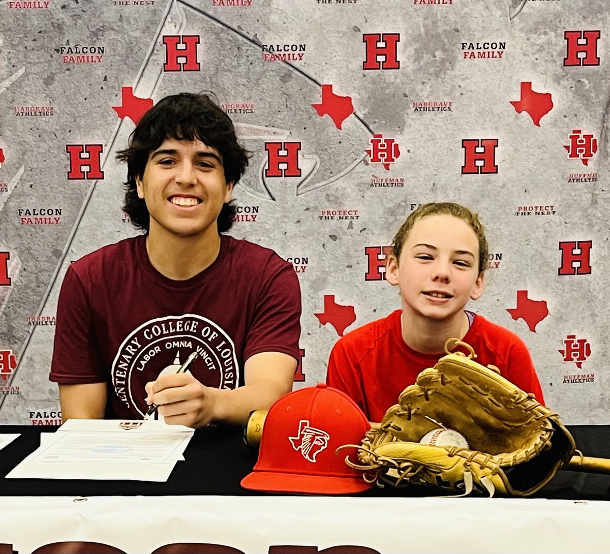 BatGirlBrooke1's tweet photo. Proud of these guys! ❤️⚾️🖤  @twizzle_34 @tyson_woodland @FalconsHuffman @tsamp05 https://t.co/mSIiNch7Jm
