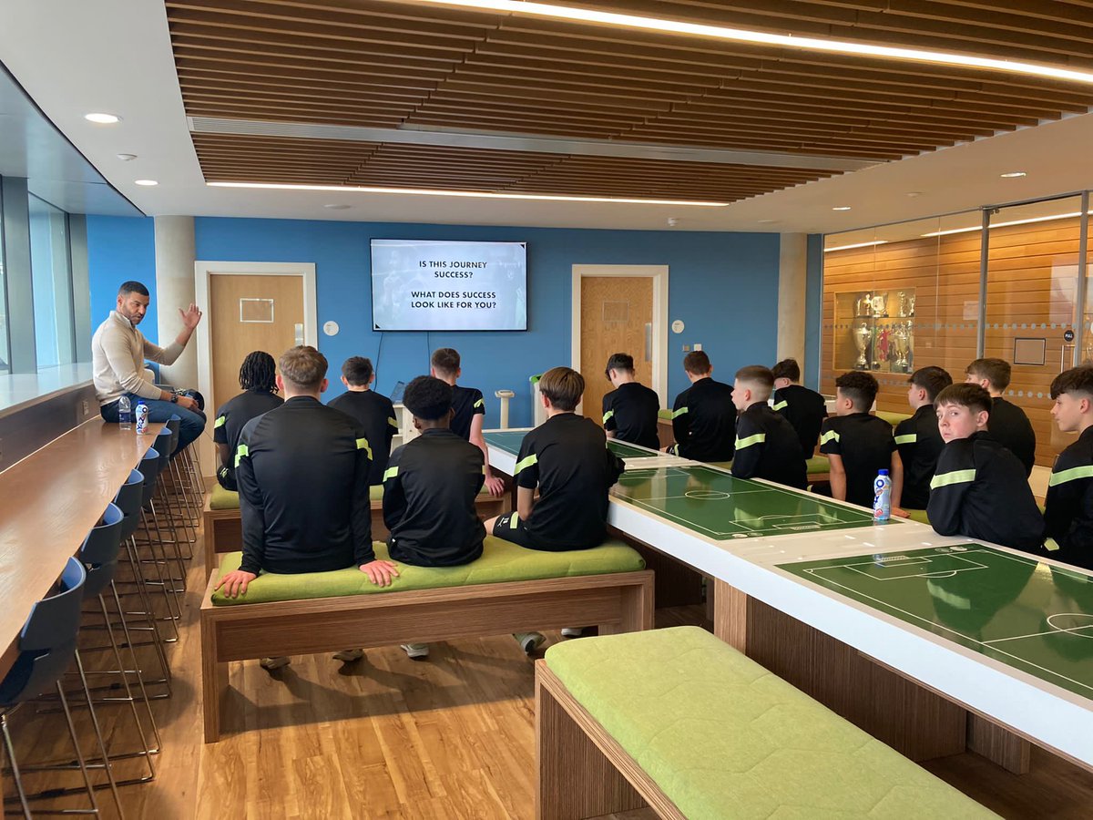 stevenreid12's tweet photo. Amazing couple of days spent with @ManCityAcademy players and staff. Spoke to staff and players on #mentalhealth #wellbeing #success #leadership but also some of the challenges in working in Elite Performance as a player and coach. ⚽️🧠📚💡 https://t.co/KTowKb3Ipy