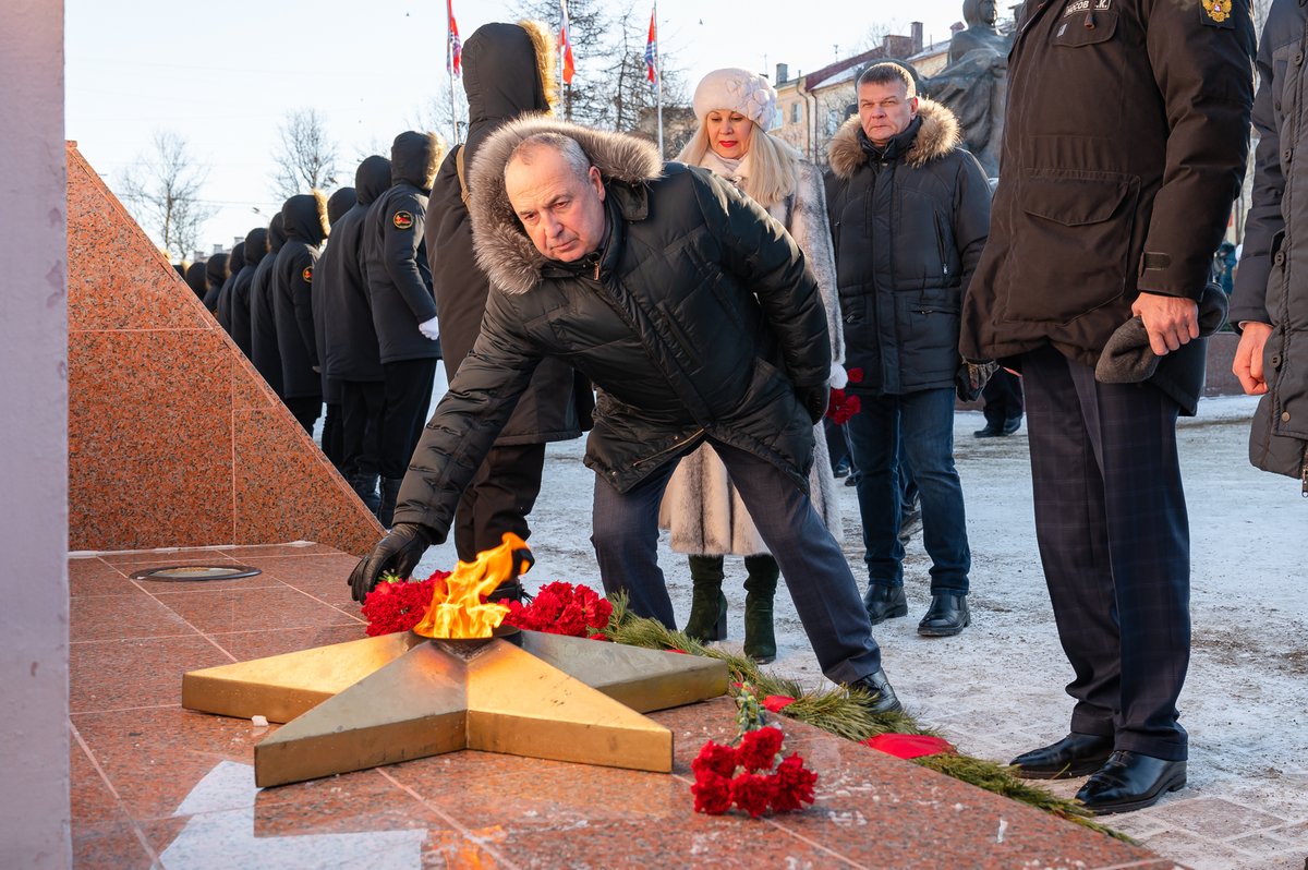 MagadanGorod's tweet photo. Мэр Магадана Юрий Гришан возложил цветы к монументу «Узел памяти»
https://t.co/g3hcsHlLaU https://t.co/cwUiZa8GyB