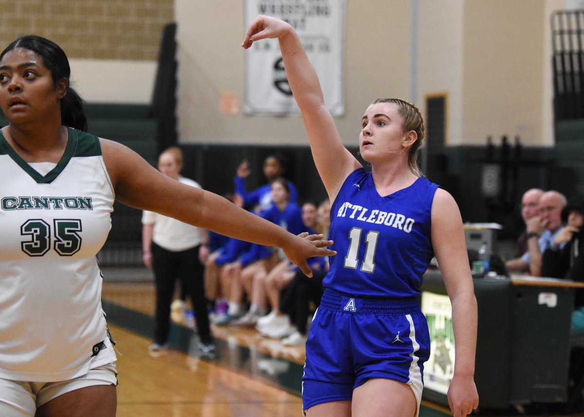 Congratulations to our captain Lily Routhier for being selected as a Hockomock League Honorable Mention! Keep up the good work. Well deserved, Lily! 🏀💪🏻💙🦅