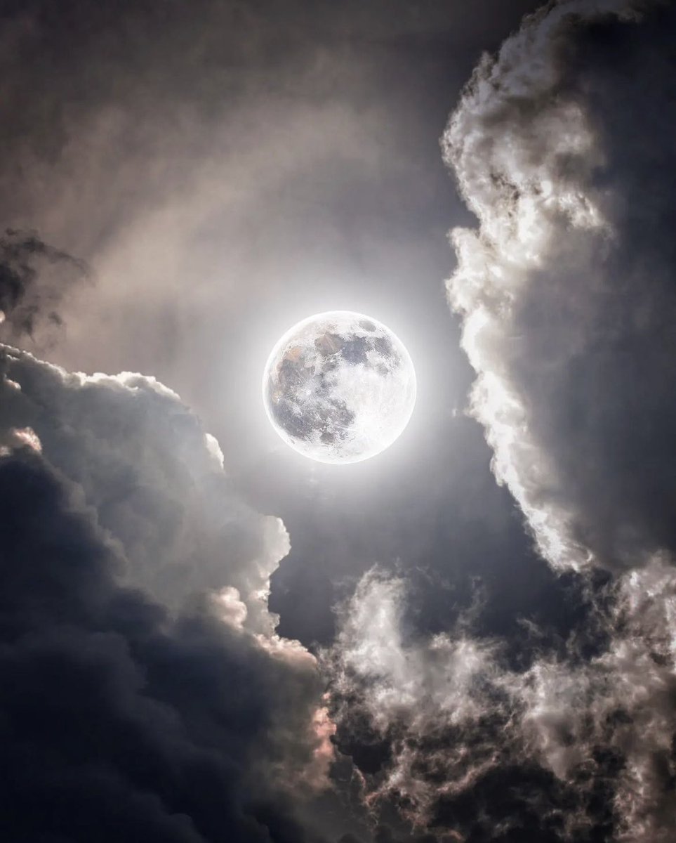 Are the full moon lovers here?