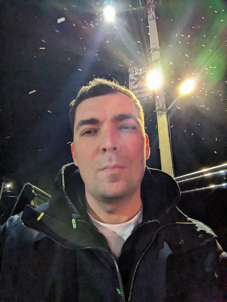 igornovikov's tweet photo. While grocery shopping, I spotted something strange but couldn't put my finger on it. Suddenly it hit me: despite hundreds of missile strikes, we still have electricity and functioning streetlights. Plus, lovely snow. 😍🇺🇦🖖 https://t.co/S4rSow6VQ2