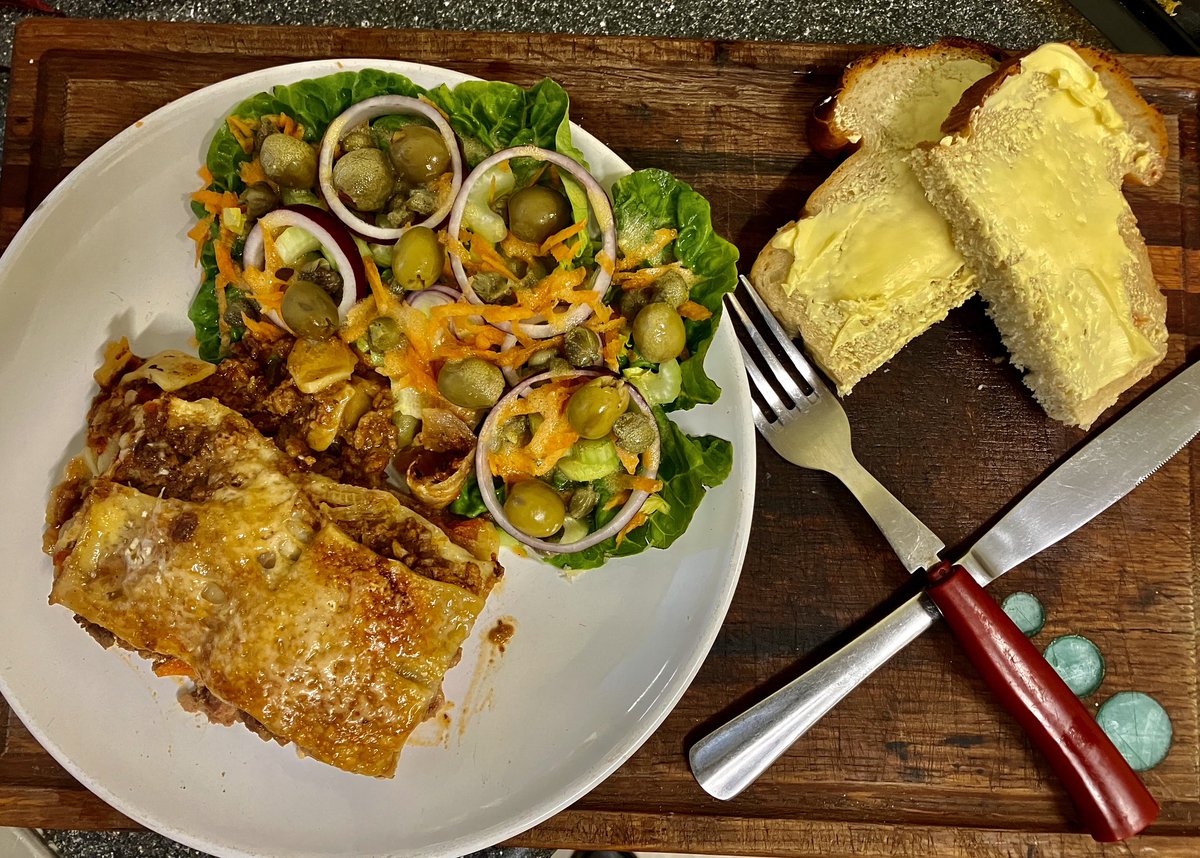 tantrictrevbbq's tweet photo. Home made lasagne, home made bread, home made French salad dressing. Home cooking #lasagne #frenchdressing #salad https://t.co/vokdS8vUmq