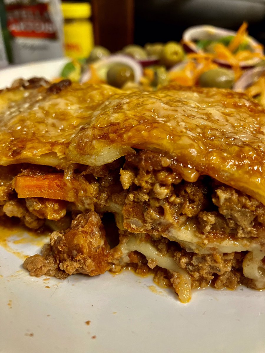 tantrictrevbbq's tweet photo. Home made lasagne, home made bread, home made French salad dressing. Home cooking #lasagne #frenchdressing #salad https://t.co/vokdS8vUmq