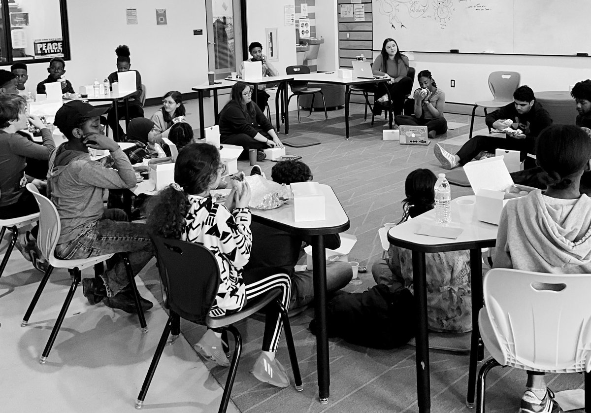 teach2connect's tweet image. Absolutely love seeing our collaborating student leadership groups connect with one another. Spark, Flame, &amp;amp; Torch leading with Fire. Enjoying lunch, fellowship, and naming the positives of our year. #GnuBelongHere #SSFS