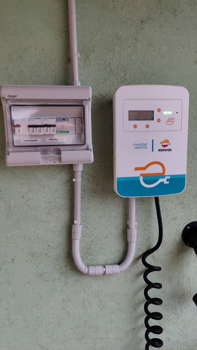 exeorojo's tweet photo. @Repsol. Menuda mierda de servicio de movilidad eléctrica y atención al cliente que tenéis para este nuevo servicio. Llevo una semana esperando que me arreglen el cargador del mi coche eléctrico que NO HE LLEGADO A ESTRENAR
Por 1600€€€ señoreees!! https://t.co/G3KzjpV3Me