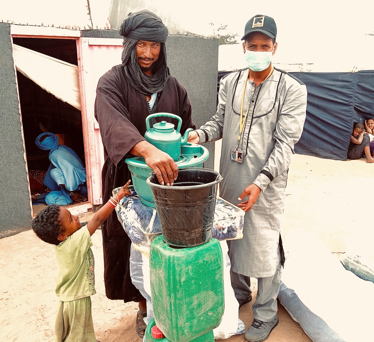 meier_matias's tweet photo. Le #RRM (jargon #humanitaire) est l'acronyme du mécanisme de réponse rapide, ki vise à évaluer rapidement les besoins des👦👧👨‍👨‍👧‍👦 contraintes de fuir pr se réfugier ds des lieux sûrs &amp; à répondre à leurs besoins immédiats. 

L'équipe @RESCUEorg au #Mali 🇲🇱 donne la priorité au RRM. https://t.co/mfiNbvv4du