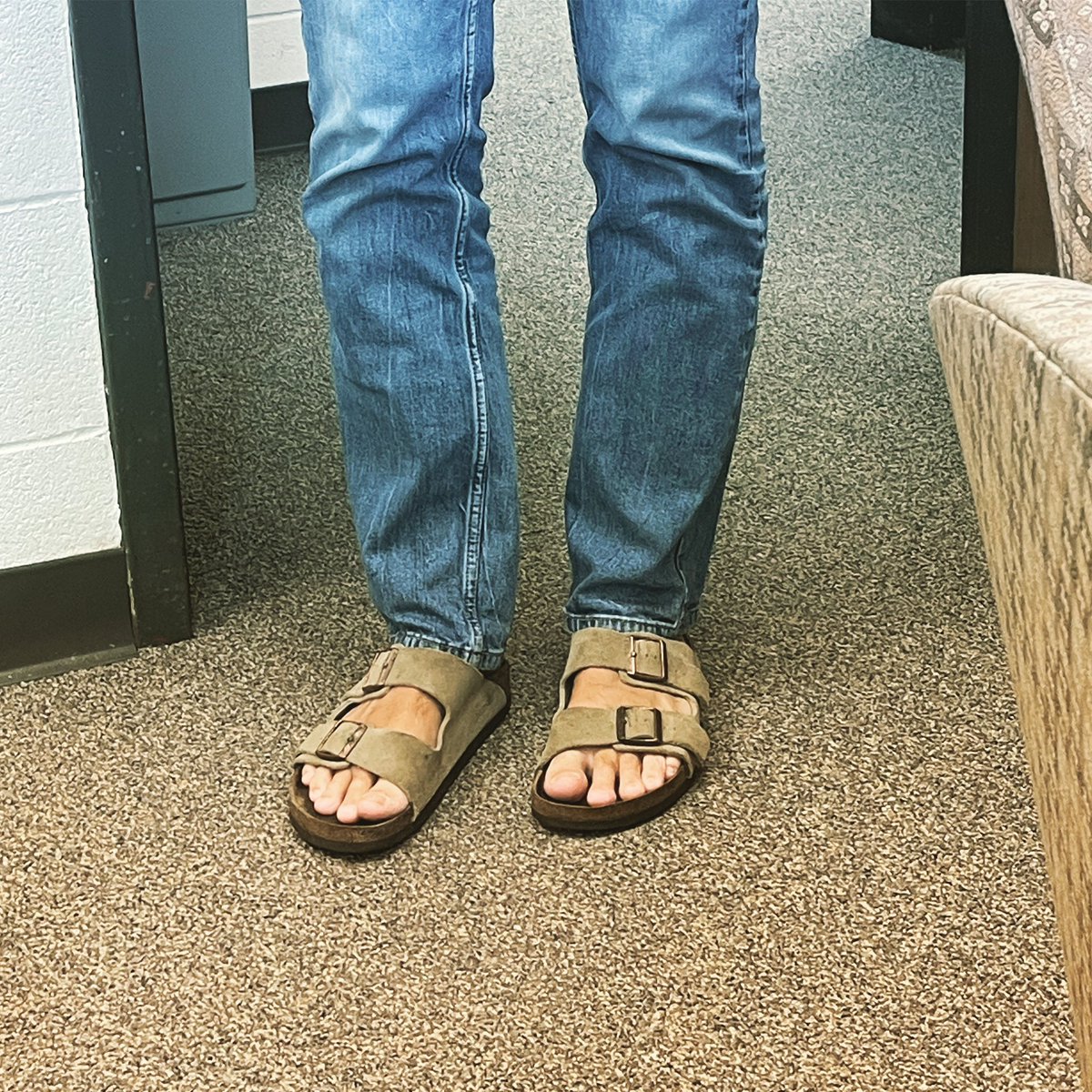 VUSPED1's tweet image. You know the weather is warming up when Joe Wehby is spotted rocking his signature Birkenstocks! 😎🌿☀️ #SpringHasArrived  #IYKYK