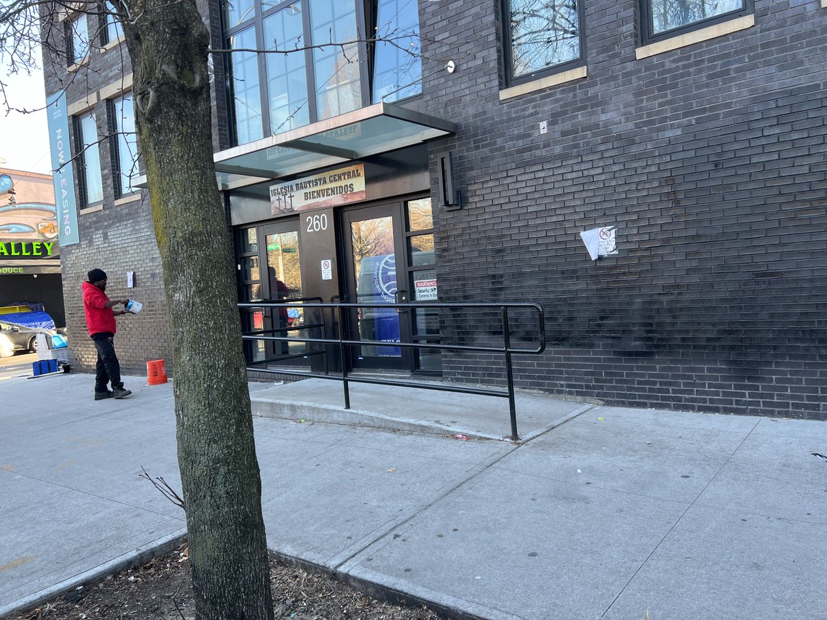 aceprogramsny's tweet image. A great before and after of graffiti removal on #Knickerbocker Ave in our great partner @CMJenGutierrez's district. Working together to empower #NewYorkers and improve communities is what we do!