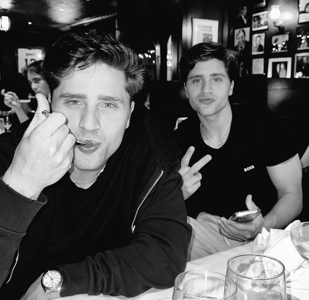 IWORLDMT's tweet photo. • Los #MartinezTwins en el post de ig de @/miltoninia 

https://t.co/efADiHI4K2 https://t.co/nmGCZgKQyA