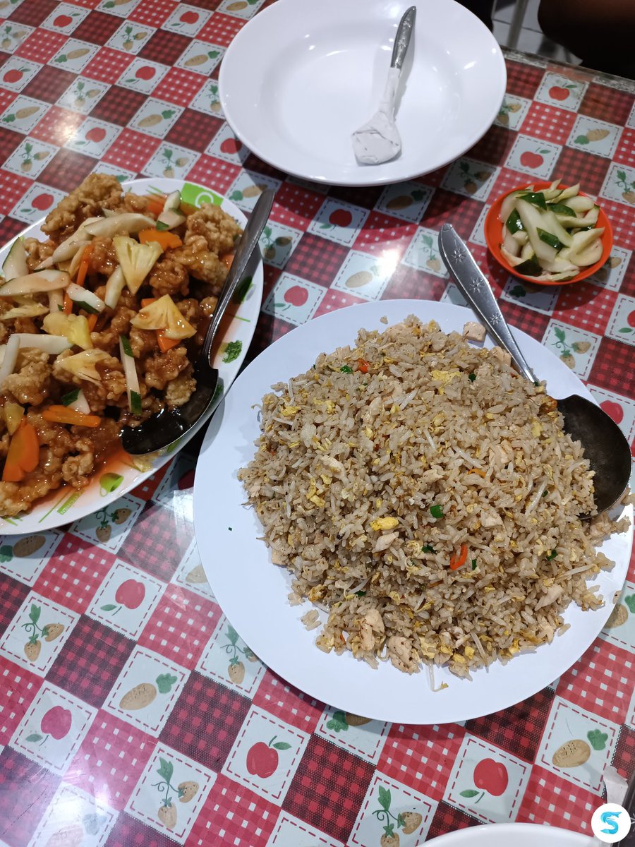 -rek kalo kamu ke Surabaya jangan lupa ke depot Slamet yaa salah satu depot favorit wong Suroboyo. Btw ga kangen ayam koloke ta wkwk