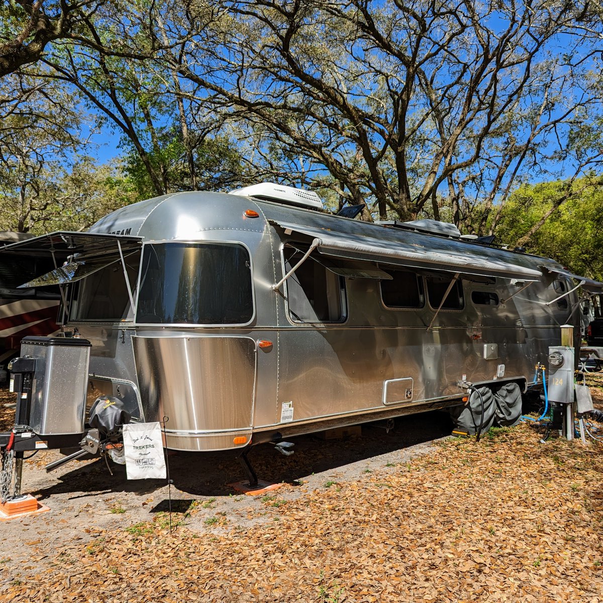 Trekersorg's tweet photo. One thing we love about our 
@Airstream_Inc Flying Cloud Office is all the windows for the light and cross-breeze. But when the sun starts beating down on us here in Florida, we also love that we sprung for the full awning package! 
. 
#hikecampgo #airstream #flyingcloud https://t.co/k0HgzqgthC