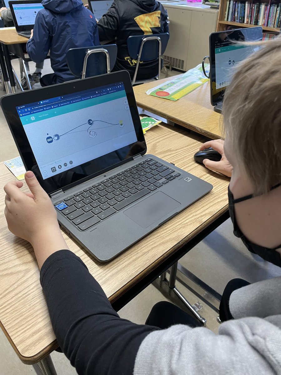 WoodlawnPPS's tweet image. Today we are playing with #PPSLearningTech in all classrooms at Woodlawn! Programming, coding, designing…hooray! @PPSConnect