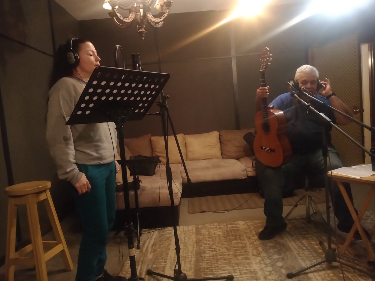 Monserratt y Cachi Sau en sesión 🎧
#recording 
#producerlife