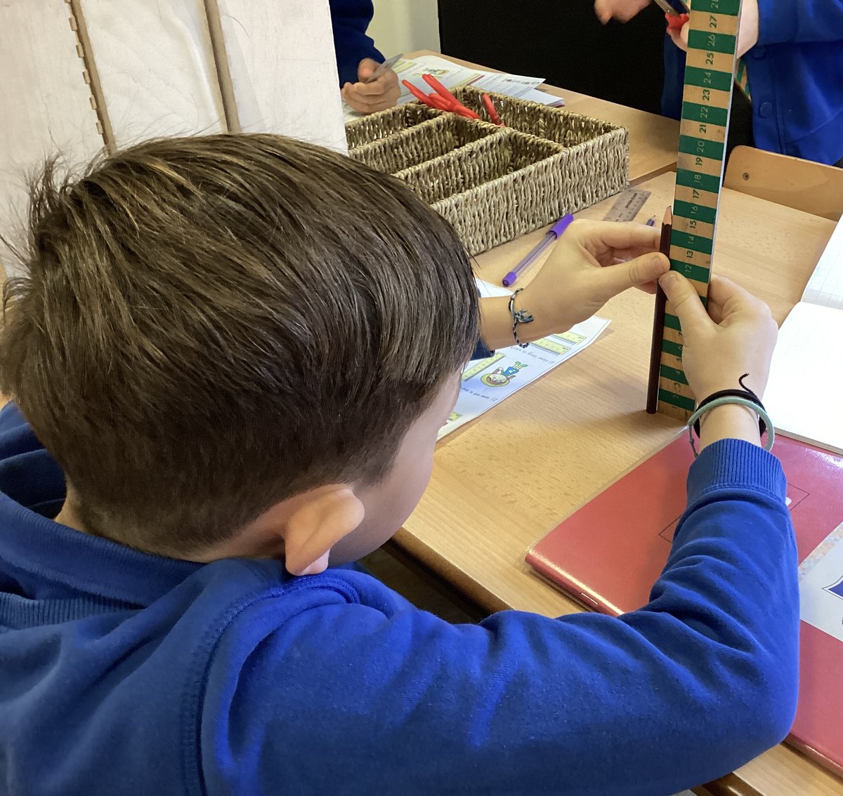 JCAWakefield's tweet image. Measuring real life objects in Maths to practise and apply our measuring skills. Today, Year 2 explored using a ruler accurately to measure length and height in centimetres! 📏

@JCANumeracy @WhiteRoseMaths #PrimaryMaths #RealLifeLearning
