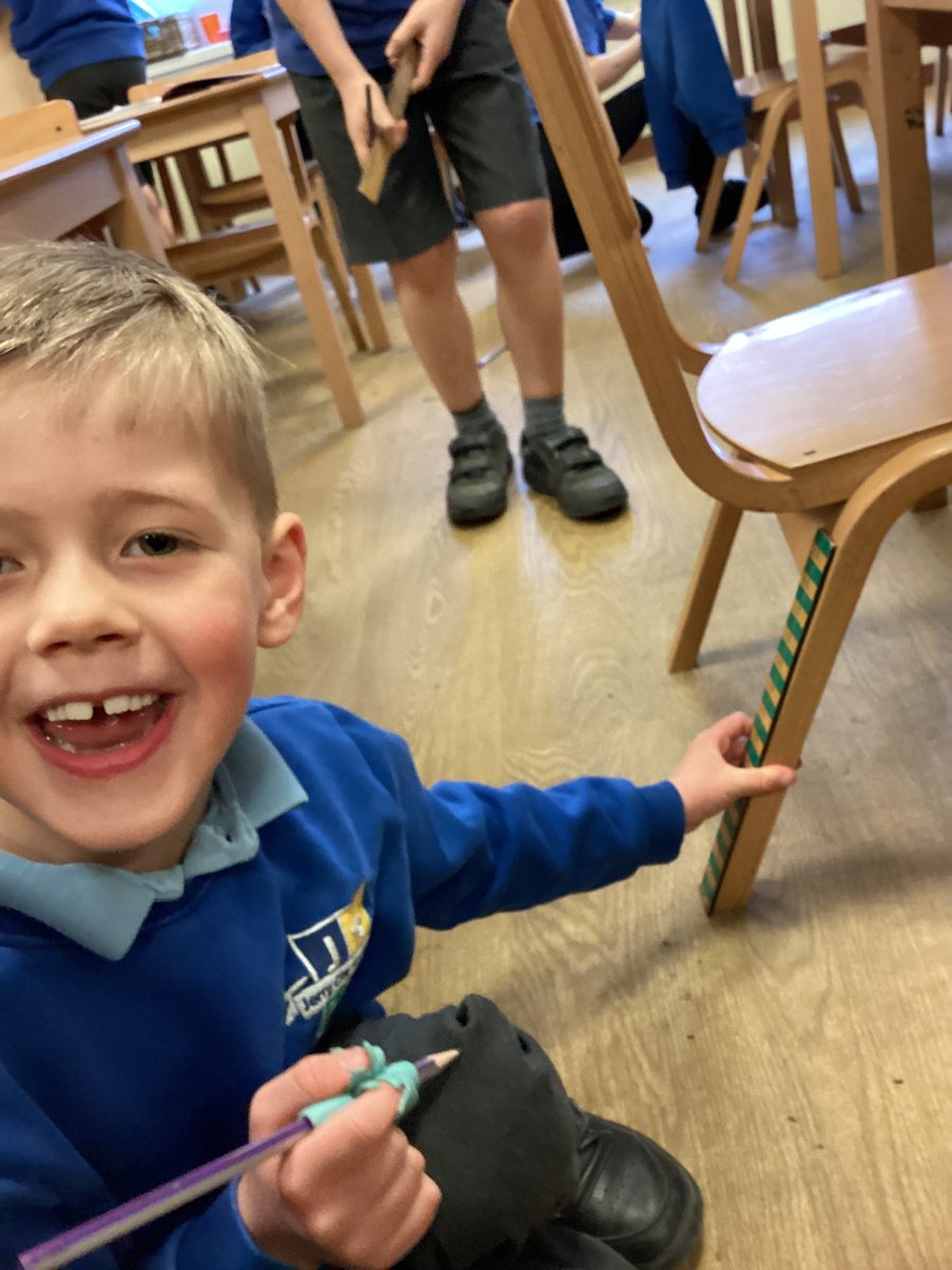 JCAWakefield's tweet image. Measuring real life objects in Maths to practise and apply our measuring skills. Today, Year 2 explored using a ruler accurately to measure length and height in centimetres! 📏

@JCANumeracy @WhiteRoseMaths #PrimaryMaths #RealLifeLearning