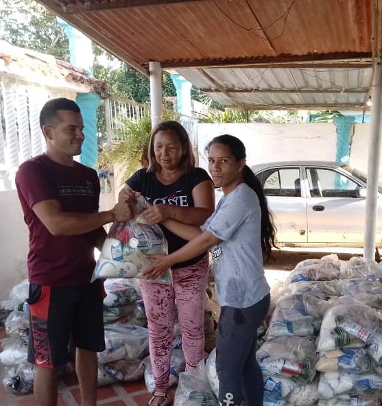 #DeltaAmacuro | Gracias al Gobierno Bolivariano la Comunidad del Triunfito II en la parroquia Manuel Piar del municipio Casacoima, fueron atendidas 300 familias con la entrega de Combos #CLAP
#AlimentarEsVencer