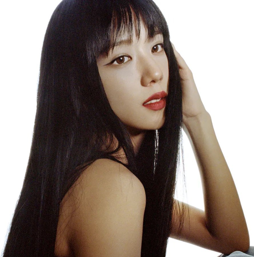 updatecultura's tweet photo. ACLAMADA! Jisoo, do BLACKPINK, é a primeira artista coreana a estampar a capa da Vogue francesa.

“Ela é mais do que uma estrela internacional, Jisoo é um ícone da cultura pop da nova geração.” – Vogue France. https://t.co/UkhI3mqngq