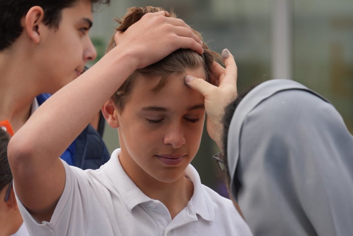 NazaretArrecife's tweet photo. Iniciamos la #Cuaresma con la imposición de la ceniza. Un camino para crecer en fe y ser la mejor versión de nosotros mismos. #MiércolesDeCeniza ##ReconsideraElMomentum #EstoVaDePersonas #EducamosElCorazón #EmpezamosElCamino #HaciaLaPascua #MomentumDeDios #AsíEsNazaret https://t.co/OlujGIG6NE