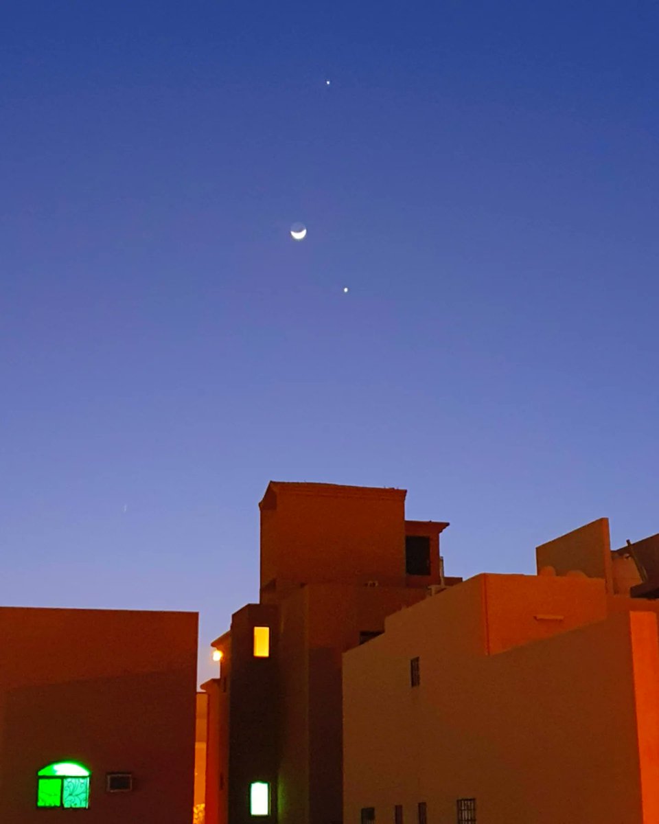 nadra_alwojod's tweet photo. اقتران #القمر في طور #الهلال
بكوكبي #الزهرة و #المشتري
 يوم الأربعاء ٢٢ فبراير ٢٠٢٣
٢ شعبان ١٤٤٤
#اقتران_القمر_والزهرة 
#moon
#jupiter 
#vinus 
#تصويري https://t.co/CEPmDYzrtD