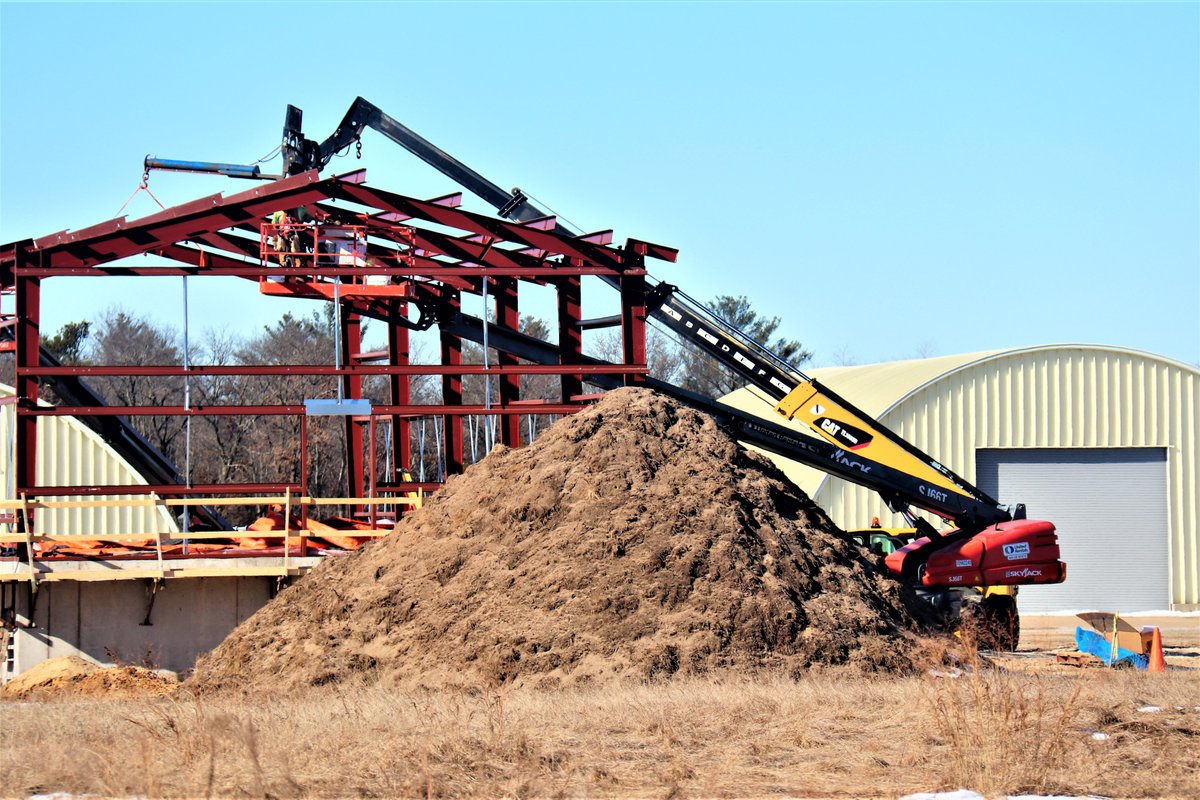 USAGMcCoy's tweet photo. Contractors work on the new C-17 load trainer facility  at @USAGMcCoy's Young Air Assault Strip. The facility will enable more efficient year-round training of aircraft cargo handling. 
#TotalForceTrainingCenter
#InfrastructureImprovement @ArmyIMCOM @ArmyMateriel @USArmyReserve https://t.co/86YAahaj3M