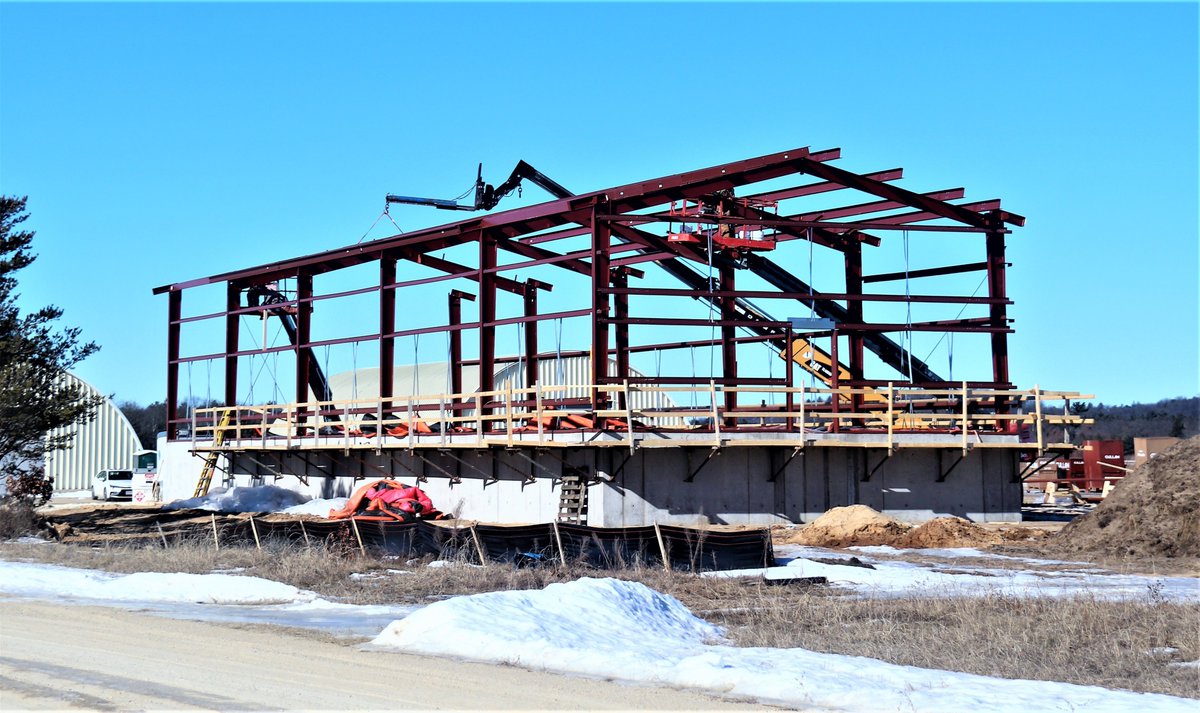 USAGMcCoy's tweet photo. Contractors work on the new C-17 load trainer facility  at @USAGMcCoy's Young Air Assault Strip. The facility will enable more efficient year-round training of aircraft cargo handling. 
#TotalForceTrainingCenter
#InfrastructureImprovement @ArmyIMCOM @ArmyMateriel @USArmyReserve https://t.co/86YAahaj3M