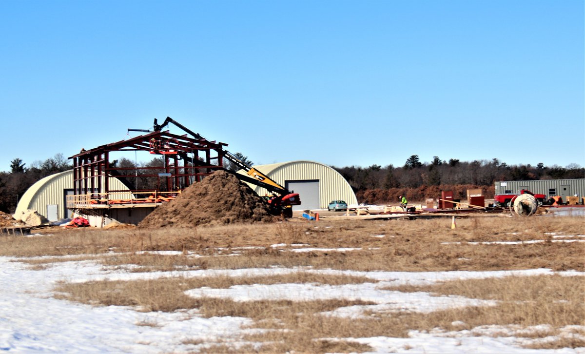 USAGMcCoy's tweet photo. Contractors work on the new C-17 load trainer facility  at @USAGMcCoy's Young Air Assault Strip. The facility will enable more efficient year-round training of aircraft cargo handling. 
#TotalForceTrainingCenter
#InfrastructureImprovement @ArmyIMCOM @ArmyMateriel @USArmyReserve https://t.co/86YAahaj3M