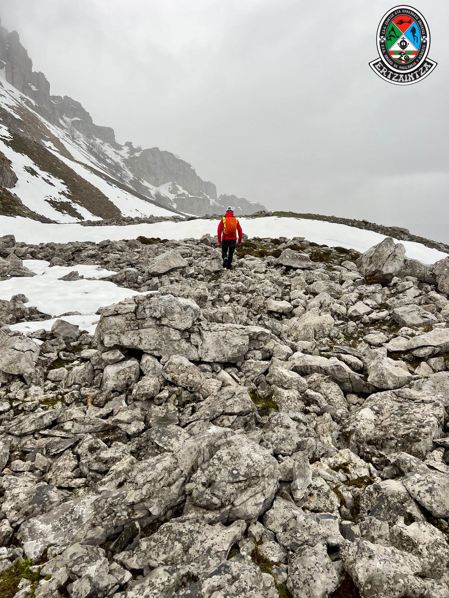 Estamos buscando a una persona desaparecida en el Gorbea.

Gorbeian desagertu den pertsona baten bila gabiltza.
