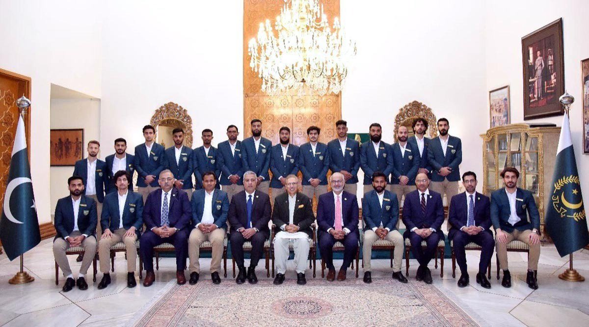 TheRealPFF's tweet photo. Both our National Football Teams accompanied by NC Chairman Haroon Malik and other NC members met with President Dr Arif Alvi at the Aiwan-e-Sadr in Islamabad! 🇵🇰

#wearepakistanfootball #dilsayfootball https://t.co/jGZsgY9vTS