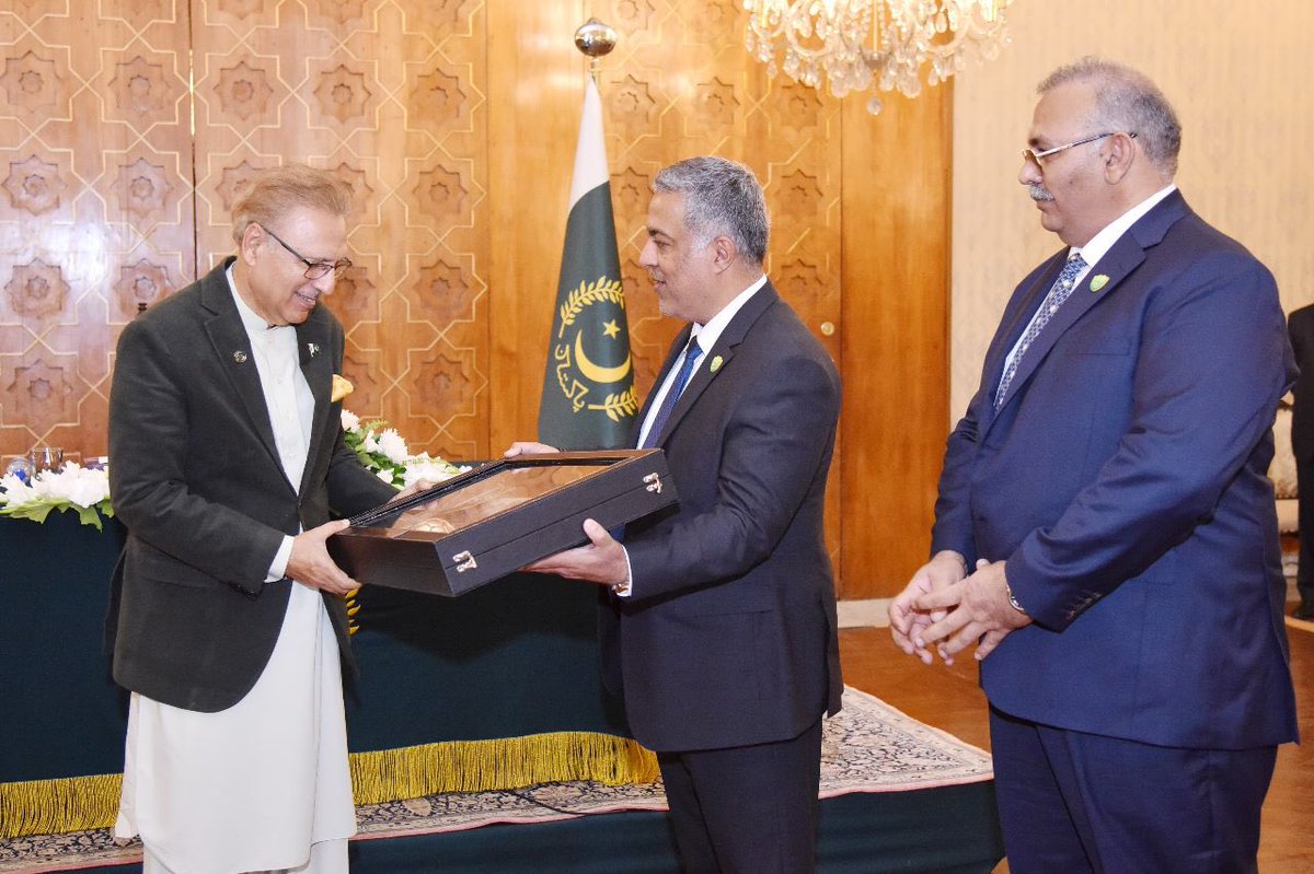 TheRealPFF's tweet photo. Both our National Football Teams accompanied by NC Chairman Haroon Malik and other NC members met with President Dr Arif Alvi at the Aiwan-e-Sadr in Islamabad! 🇵🇰

#wearepakistanfootball #dilsayfootball https://t.co/jGZsgY9vTS