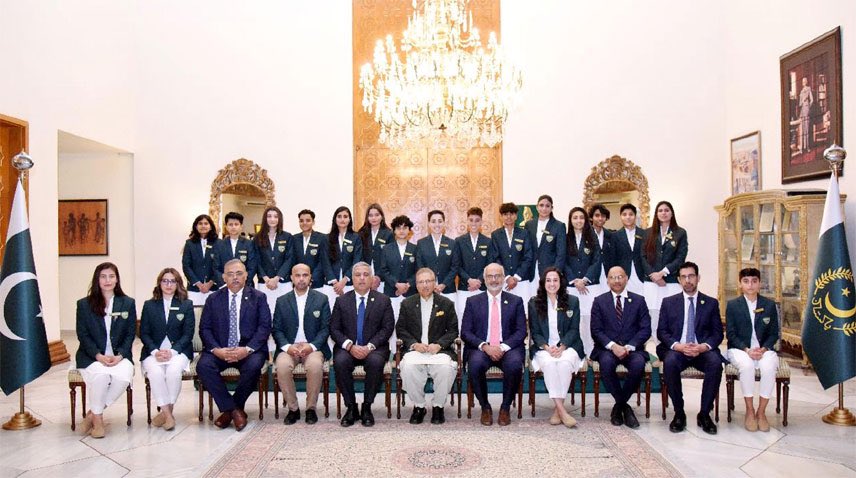 TheRealPFF's tweet photo. Both our National Football Teams accompanied by NC Chairman Haroon Malik and other NC members met with President Dr Arif Alvi at the Aiwan-e-Sadr in Islamabad! 🇵🇰

#wearepakistanfootball #dilsayfootball https://t.co/jGZsgY9vTS