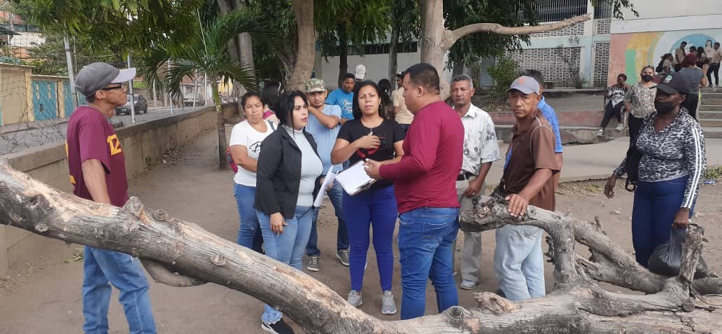 cdceanzoategui's tweet photo. #BricomilesEnAcción El dia de hoy se realizó reunión en el LB Cristóbal Colon, Municipio Sotillo,  para asignación de responsabilidades en la 2da. Fase de recuperación de la fachada institucional: Pintura,  cerca, jardinería y murales. @NicolasMaduro @_LaAvanzadora @MPPEDUCACION https://t.co/u9ioAVVfhW
