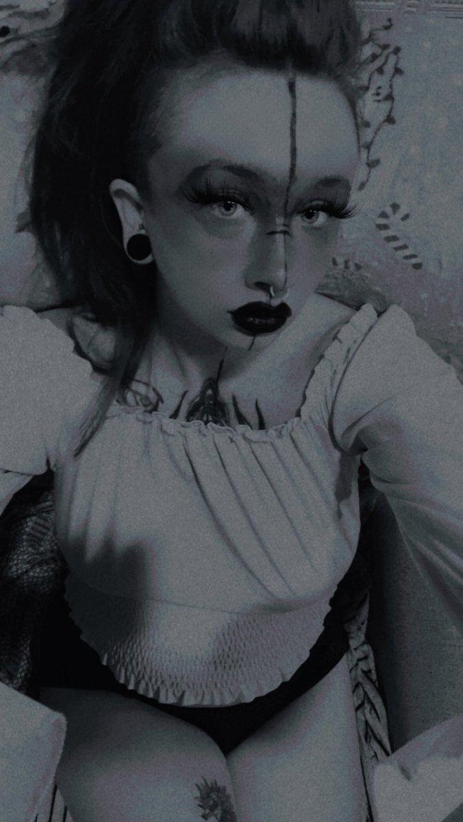 Jessloves1994's tweet photo. It’s okay to be weird. #weird #altgirl #tattooed #pagan #norse #crazy #girls #dressul https://t.co/ev6yraFGJr