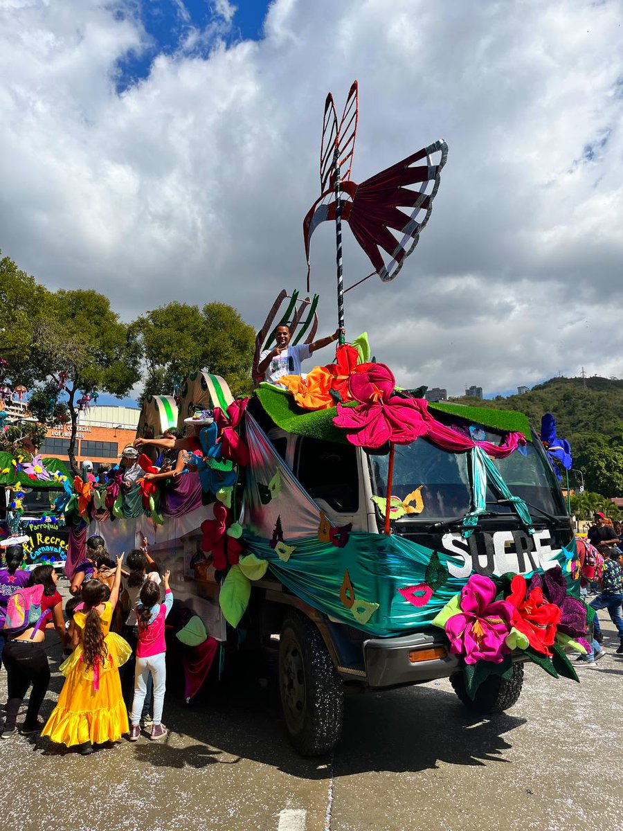 SomosRMNoticias's tweet photo. #EnFotos 📷 Autoridades de Caracas, AJ @gestionperfecta y @Nahumjfernandez, anunciaron las carrozas ganadoras del desfile que se llevó a cabo en el Paseo Los Próceres en el marco de los Carnavales Caracas 2023.

🥇 Sucre
🥈 Catedral
🥉 El Paraíso

#RetornoFeliz #22Feb https://t.co/qIdtlzJoFL