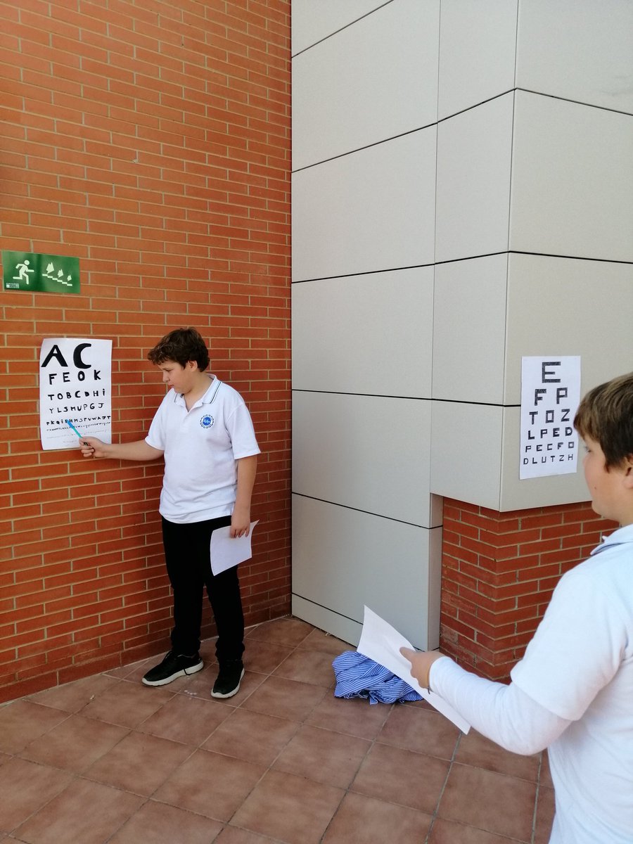 MayteQuijada15's tweet photo. Testing the senses in English. 
Los alumnos en Sciences comprueban cómo están sus sentidos del oído y de la vista. Hacen de doctor y paciente. Tras el chequeo.... ¡más de uno ha venido con gafas unos días después!! MissMayte@ColegiolaLuna https://t.co/RrEdVFlJfG