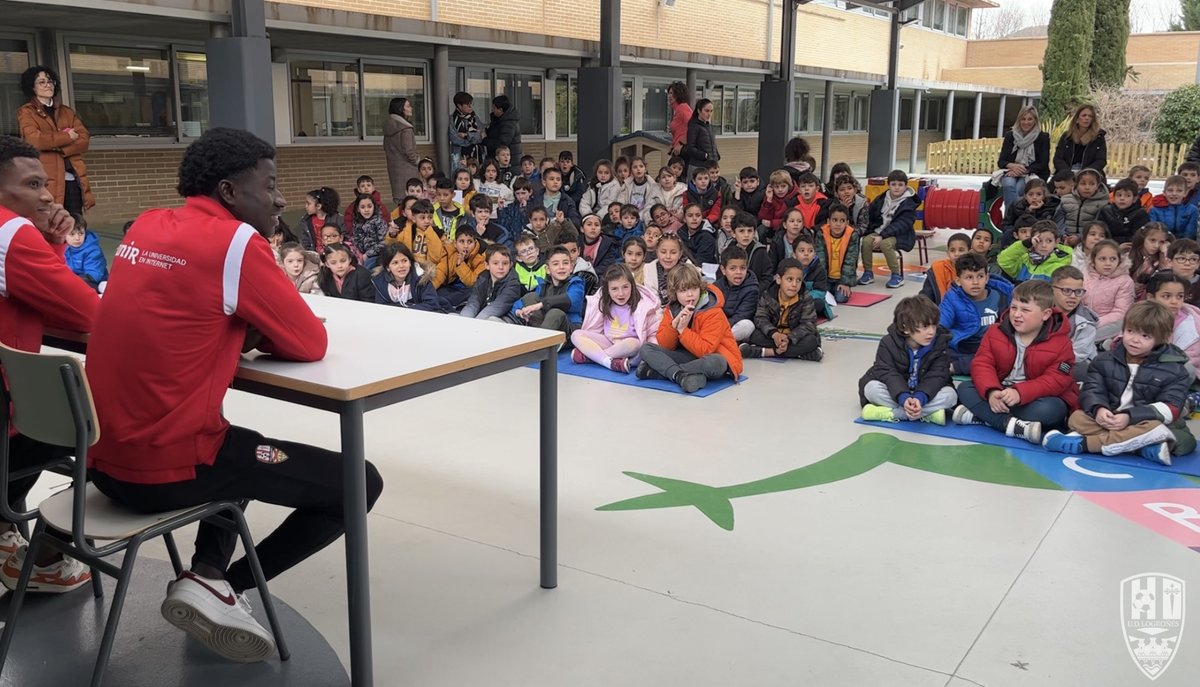 UDLogrones's tweet photo. ¡Nueva parada de la #CampañaEscolar, hoy en La Rioja Baja! 📚🧑👧 

¡Esta mañana, los escolares de educación primaria del CEO Villa de Autol han podido disfrutar con nuestros futbolistas y podrán acudir al próximo partido en Las Gaunas 🆚 Osasuna B, gracias a Ditaly Logroño! 🤍❤️ https://t.co/gVwAaiCD2y