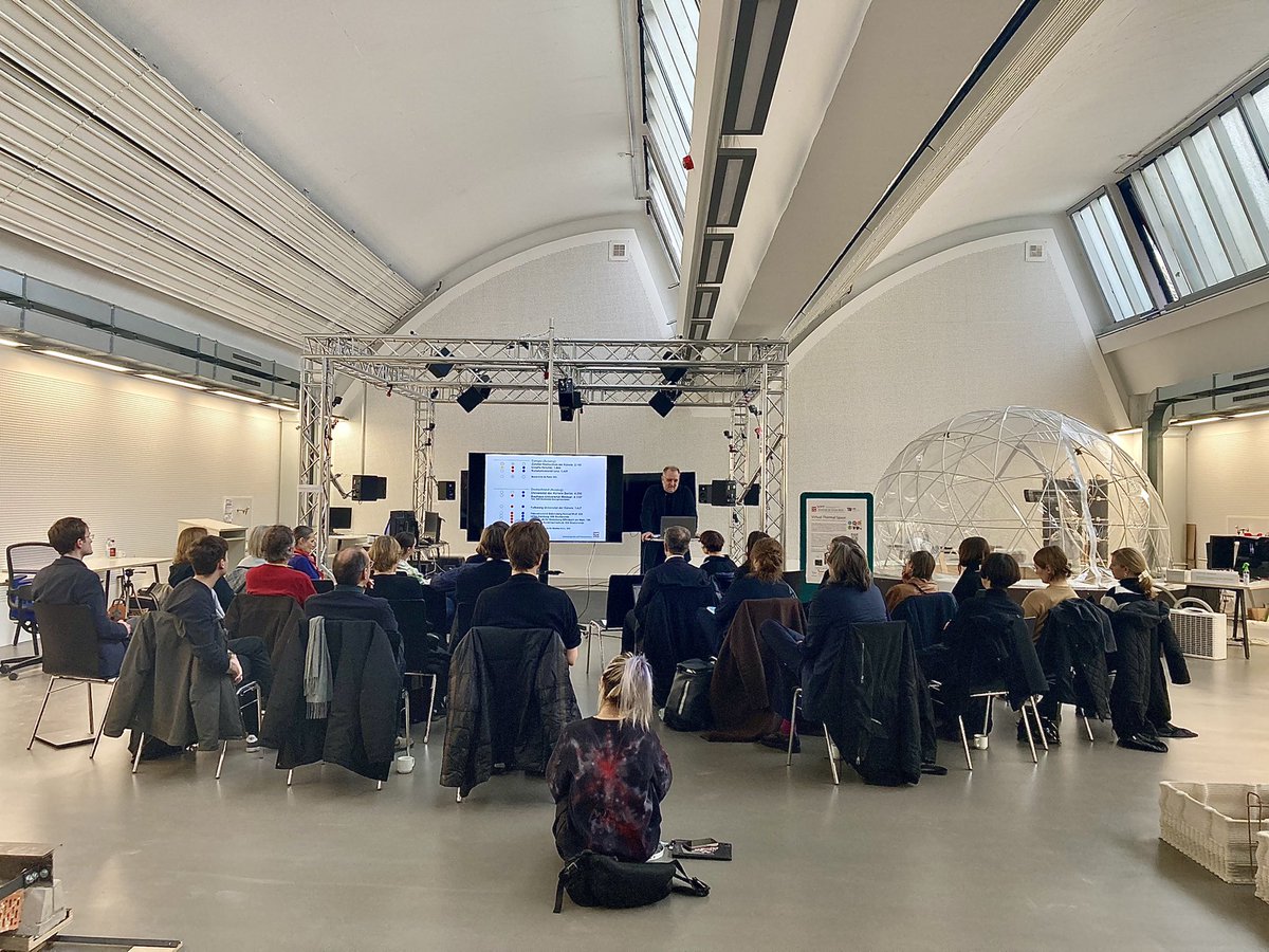 UdK_Berlin_'s tweet photo. Produktive Gespräche zum Thema wissenschaftlich-künstlerische Promotion heute zwischen der @SenWGPG und UdK-Vertreter*innen aller Fakultäten sowie dem UdK-Präsidium. Dazu wurden ausgewählte Forschungsprojekte im Mixed Reality Design Lab der #UdKBerlin vorgestellt. https://t.co/XNOJ9vHOpP