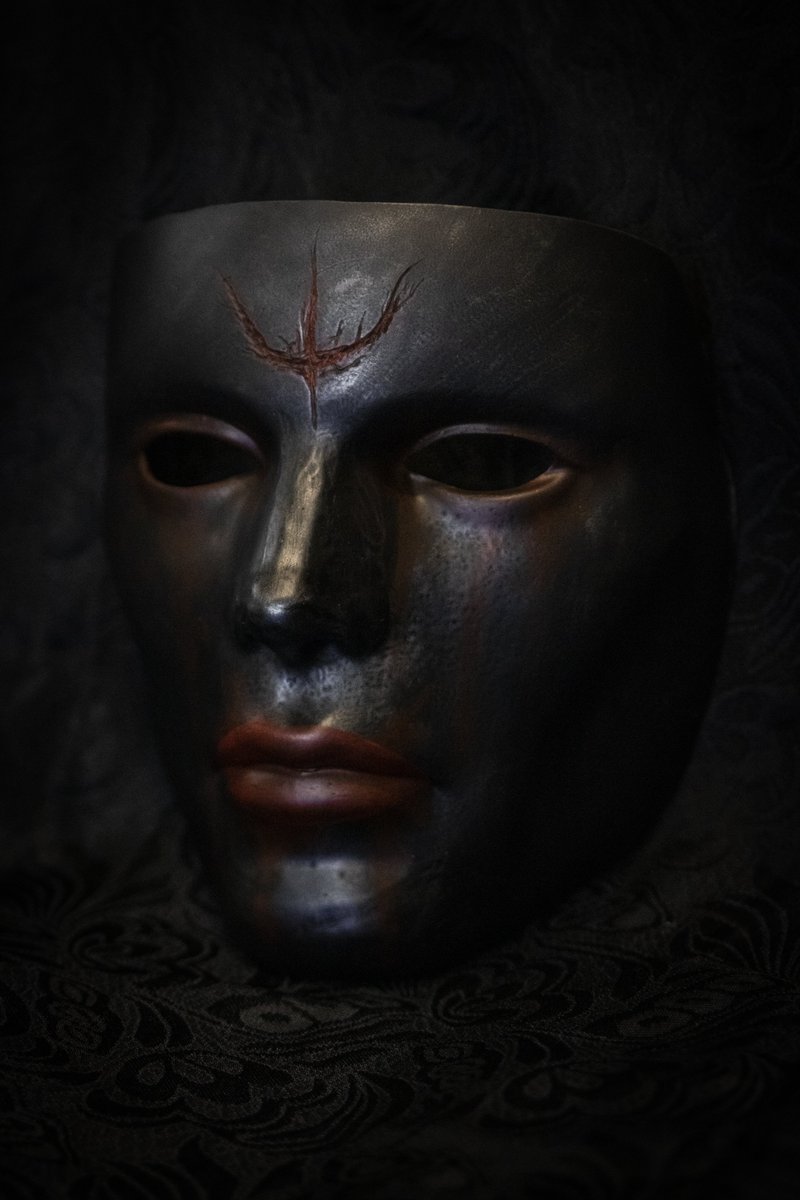 The latest black and red masks for 𝕿𝖍𝖊 𝕳𝖔𝖚𝖘𝖊 𝖔𝖋 𝕭𝖑𝖆𝖈𝖐.
I’m already working on new ones!
🩸

#thehouseofblack #malakaiblack #brodyking #buddymatthews #juliahart #thehouseofblackmasks #resinmask #skullmask #victorianmask    #custommask #devilmask #ivankingart