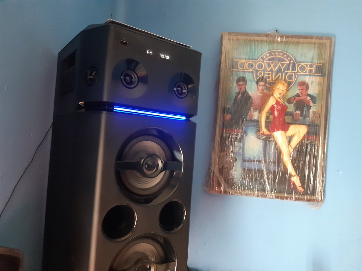 Pisicosis's tweet photo. @elvisnoelvis @Ibero909FM Hoy toco escucharte por aquí lo hago desde antes de la pandemia, todos los días por audífonos, saludos al locutor, programa y radio escuchas más chingones. https://t.co/J2pUvA1VBO