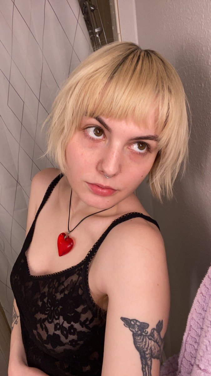 paigedayl's tweet image. what she lookin’ at ?