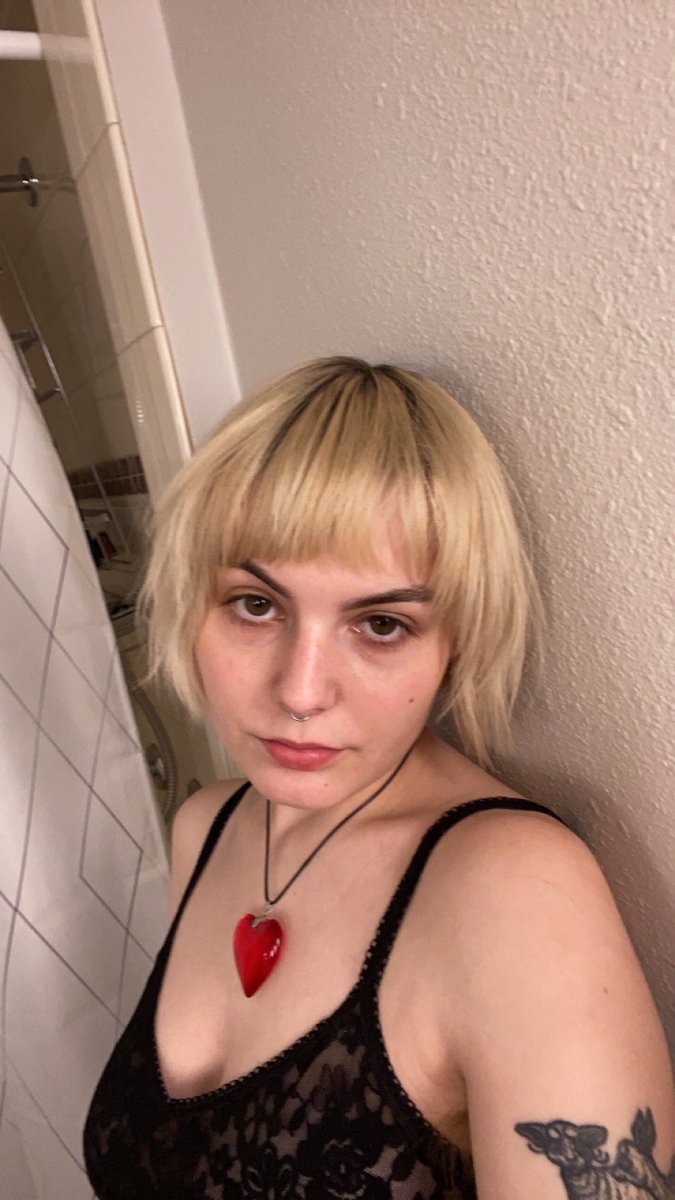 paigedayl's tweet image. what she lookin’ at ?